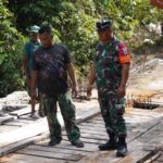 Dansatgas TMMD Ke-129 Tinjau Langsung Rehab Jembatan di Kampung Sesor, Pastikan Pembangunan Tepat Sasaran dan Berkualitas