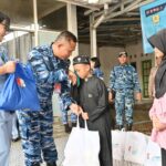 Berbagi Kasih dan Kepedulian di Hari Bakti Ke-79 TNI AU, Lanud Sjamsudin Noor Hadirkan Senyum untuk Anak Yatim dan Purnawirawan