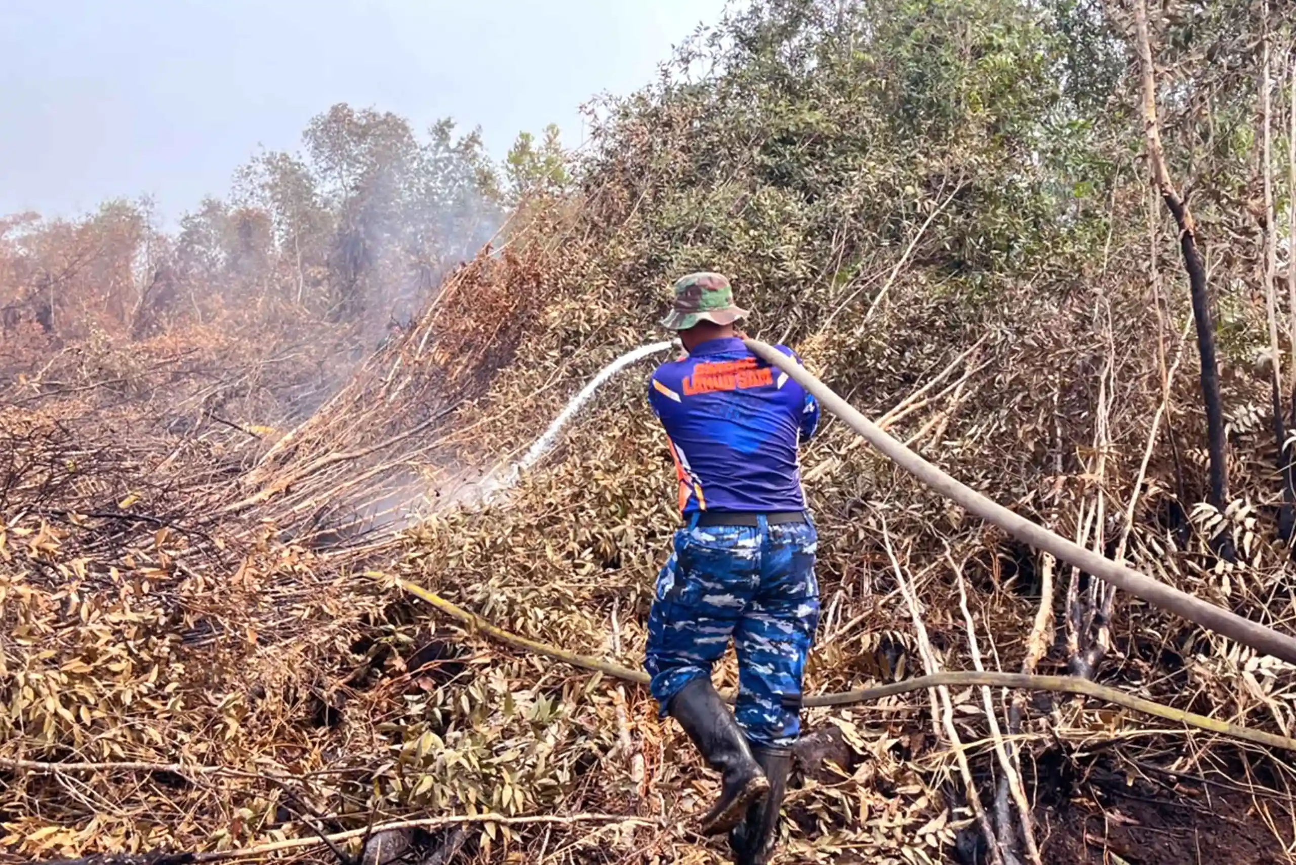 Jaga Gambut Tetap Aman, Satgas Darat Lanud Sjamsudin Noor Perkuat Pembasahan Berkelanjutan
