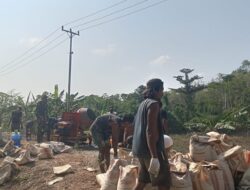 TNI dan Masyarakat Gotong Royong Cor Jembatan Garuda di Desa Wasileo