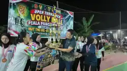 Turnamen Voli Piala Panglima TNI di Samarinda Resmi Ditutup, PB Tesla Raih Juara Pertama  SAMARINDA – Turnamen Bola Voli Putri Piala Panglima TNI dalam rangka memperingati HUT TNI ke-81 Tahun 2026 di wilayah Kodim 0901/Samarinda resmi ditutup, Minggu (27/9/2026) malam.  Acara penutupan yang berlangsung di Lapangan Voli RT 17, Jl. Mulawarman Gang Tukang, Kelurahan Sempaja Utara, Kecamatan Samarinda Utara, tersebut berlangsung meriah dan dihadiri sekitar 500 orang yang terdiri dari tamu undangan, peserta turnamen, penonton, serta masyarakat sekitar.  Hadir dalam kegiatan tersebut Dandim 0901/Samarinda Kolonel Inf Arif Hermad, S.I.P., M.M., Kasdim 0901/Samarinda Letkol Inf Y. Menri Sarungallo, S.E., M.Han., para Perwira Staf Kodim 0901/Samarinda, para Danramil jajaran Kodim 0901/Samarinda, Tokoh Masyarakat Kampung Bayur Hartoyo, perwakilan sponsorship PT BAS H. Padil, para peserta turnamen dan masyarakat.  Dalam sambutannya, Tokoh Masyarakat Kampung Bayur, Hartoyo, menyampaikan terima kasih kepada seluruh pihak yang telah mendukung pelaksanaan turnamen tersebut. Ia juga mengapresiasi peran TNI yang selama ini turut membantu masyarakat Kampung Bayur,   Ia berharap TNI semakin solid dan kuat dalam menjaga keamanan di seluruh wilayah Negara Kesatuan Republik Indonesia.  Sementara itu, Dandim 0901/Samarinda Kolonel Inf Arif Hermad menyampaikan apresiasi dan terima kasih kepada seluruh pihak, khususnya masyarakat Kampung Bayur Kelurahan Sempaja Utara, yang telah mendukung dan menyukseskan turnamen tersebut.  “Turnamen Voli Piala Panglima TNI ini sudah berlangsung selama kurang lebih 10 hari dan malam ini merupakan puncaknya,” kata Dandim. Menurutnya, kegiatan tersebut tidak hanya menjadi ajang kompetisi olahraga, tetapi juga menjadi sarana mempererat kerja sama dan silaturahmi antara TNI dengan masyarakat. Dandim berharap turnamen serupa dapat dilaksanakan secara rutin setiap tahun sehingga dapat menjadi wadah untuk mencari dan mengembangkan bibit-bibit atlet bola voli di Kota Samarinda.  Rangkaian penutupan dilanjutkan dengan doa, pertandingan perebutan juara ketiga dan harapan satu antara PB Gajah Mungkur melawan PB Predator. Pertandingan tersebut dimenangkan oleh PB Gajah Mungkur.  Kegiatan kemudian dilanjutkan dengan pembagian doorprize dan lomba busana dalam rangka HUT TNI ke-81 Tahun 2026, sebelum memasuki pertandingan final perebutan juara pertama dan kedua.  Pada pertandingan final, PB Tesla berhadapan dengan PB RR. Pertandingan berlangsung kompetitif hingga akhirnya PB Tesla berhasil meraih kemenangan dan keluar sebagai juara pertama.  Adapun hasil akhir Turnamen Bola Voli Putri Piala Panglima TNI di wilayah Kodim 0901/Samarinda yaitu Juara 1 PB Tesla, Juara 2 PB RR, Juara 3 PB Gajah Mungkur, dan Juara Harapan PB Predator.  Seluruh rangkaian kegiatan penutupan Turnamen Voli Piala Panglima TNI selesai pada pukul 00.10 WITA. Kegiatan berlangsung dalam keadaan aman, tertib, dan lancar.  Turnamen tersebut menjadi bagian dari rangkaian kegiatan dalam menyemarakkan peringatan HUT TNI ke-81 Tahun 2026, sekaligus mempererat kebersamaan antara TNI, masyarakat, dan insan olahraga di wilayah Kota Samarinda.