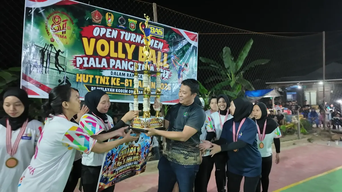 Turnamen Voli Piala Panglima TNI di Samarinda Resmi Ditutup, PB Tesla Raih Juara Pertama  SAMARINDA – Turnamen Bola Voli Putri Piala Panglima TNI dalam rangka memperingati HUT TNI ke-81 Tahun 2026 di wilayah Kodim 0901/Samarinda resmi ditutup, Minggu (27/9/2026) malam.  Acara penutupan yang berlangsung di Lapangan Voli RT 17, Jl. Mulawarman Gang Tukang, Kelurahan Sempaja Utara, Kecamatan Samarinda Utara, tersebut berlangsung meriah dan dihadiri sekitar 500 orang yang terdiri dari tamu undangan, peserta turnamen, penonton, serta masyarakat sekitar.  Hadir dalam kegiatan tersebut Dandim 0901/Samarinda Kolonel Inf Arif Hermad, S.I.P., M.M., Kasdim 0901/Samarinda Letkol Inf Y. Menri Sarungallo, S.E., M.Han., para Perwira Staf Kodim 0901/Samarinda, para Danramil jajaran Kodim 0901/Samarinda, Tokoh Masyarakat Kampung Bayur Hartoyo, perwakilan sponsorship PT BAS H. Padil, para peserta turnamen dan masyarakat.  Dalam sambutannya, Tokoh Masyarakat Kampung Bayur, Hartoyo, menyampaikan terima kasih kepada seluruh pihak yang telah mendukung pelaksanaan turnamen tersebut. Ia juga mengapresiasi peran TNI yang selama ini turut membantu masyarakat Kampung Bayur,   Ia berharap TNI semakin solid dan kuat dalam menjaga keamanan di seluruh wilayah Negara Kesatuan Republik Indonesia.  Sementara itu, Dandim 0901/Samarinda Kolonel Inf Arif Hermad menyampaikan apresiasi dan terima kasih kepada seluruh pihak, khususnya masyarakat Kampung Bayur Kelurahan Sempaja Utara, yang telah mendukung dan menyukseskan turnamen tersebut.  “Turnamen Voli Piala Panglima TNI ini sudah berlangsung selama kurang lebih 10 hari dan malam ini merupakan puncaknya,” kata Dandim. Menurutnya, kegiatan tersebut tidak hanya menjadi ajang kompetisi olahraga, tetapi juga menjadi sarana mempererat kerja sama dan silaturahmi antara TNI dengan masyarakat. Dandim berharap turnamen serupa dapat dilaksanakan secara rutin setiap tahun sehingga dapat menjadi wadah untuk mencari dan mengembangkan bibit-bibit atlet bola voli di Kota Samarinda.  Rangkaian penutupan dilanjutkan dengan doa, pertandingan perebutan juara ketiga dan harapan satu antara PB Gajah Mungkur melawan PB Predator. Pertandingan tersebut dimenangkan oleh PB Gajah Mungkur.  Kegiatan kemudian dilanjutkan dengan pembagian doorprize dan lomba busana dalam rangka HUT TNI ke-81 Tahun 2026, sebelum memasuki pertandingan final perebutan juara pertama dan kedua.  Pada pertandingan final, PB Tesla berhadapan dengan PB RR. Pertandingan berlangsung kompetitif hingga akhirnya PB Tesla berhasil meraih kemenangan dan keluar sebagai juara pertama.  Adapun hasil akhir Turnamen Bola Voli Putri Piala Panglima TNI di wilayah Kodim 0901/Samarinda yaitu Juara 1 PB Tesla, Juara 2 PB RR, Juara 3 PB Gajah Mungkur, dan Juara Harapan PB Predator.  Seluruh rangkaian kegiatan penutupan Turnamen Voli Piala Panglima TNI selesai pada pukul 00.10 WITA. Kegiatan berlangsung dalam keadaan aman, tertib, dan lancar.  Turnamen tersebut menjadi bagian dari rangkaian kegiatan dalam menyemarakkan peringatan HUT TNI ke-81 Tahun 2026, sekaligus mempererat kebersamaan antara TNI, masyarakat, dan insan olahraga di wilayah Kota Samarinda.