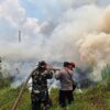 Babinsa Bersama Tim Gabungan Padamkan Kebakaran Lahan di Lempake