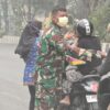 Babinsa Karang Asam Ilir Bersama Kelurahan Bagikan 350 Masker, Cegah Dampak Polusi Udara Akibat Karhutla