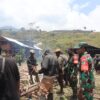Babinsa 1714-01/Mulia Ulia Pererat Kemanunggalan TNI–Rakyat Melalui Anjangsana dan Bantuan Sembako di Kampung Kulon Enggame, Distrik Pagaleme
