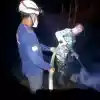 Babinsa Bantuas Bersama Tim Gabungan Padamkan Kebakaran Lahan PT BJE hingga Tengah Malam   