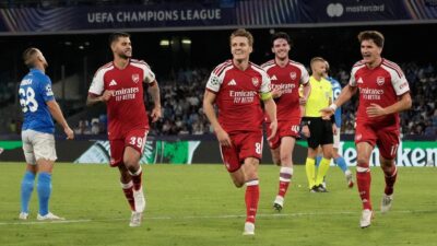 Kemenangan Arsenal Berkat Seragam Merah Penuh