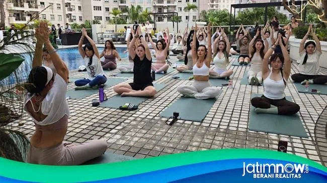 Menikmati Senja dengan Yoga dan Sound Healing