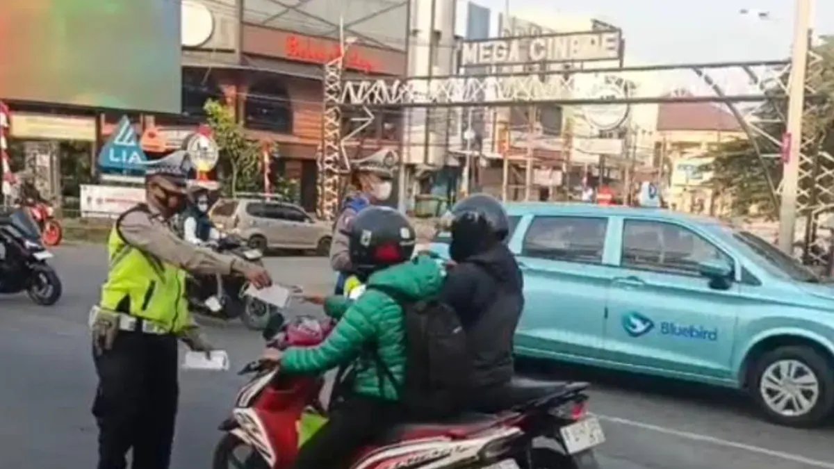Dampak Erupsi Anak Krakatau di Depok: Pembagian Masker oleh Polsek Cinere
