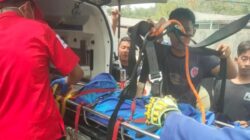 Minibus Elf Terperosok ke Kali, Tiga Belas Penumpang Dilarikan ke Rumah Sakit