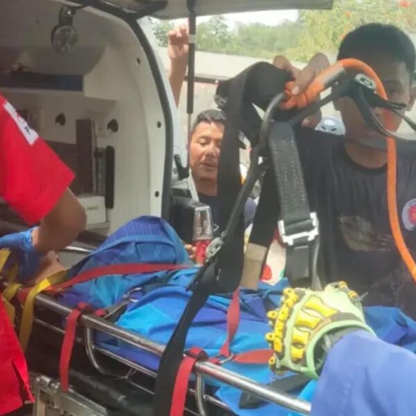 Minibus Elf Terperosok ke Kali, Tiga Belas Penumpang Dilarikan ke Rumah Sakit