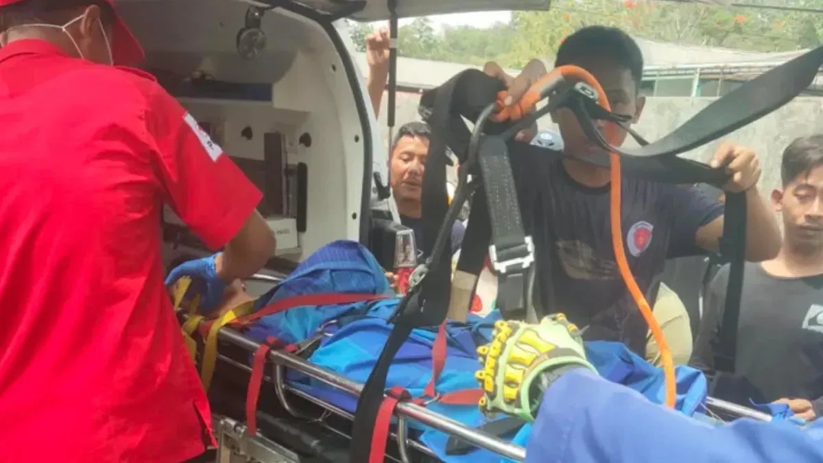 Minibus Elf Terperosok ke Kali, Tiga Belas Penumpang Dilarikan ke Rumah Sakit