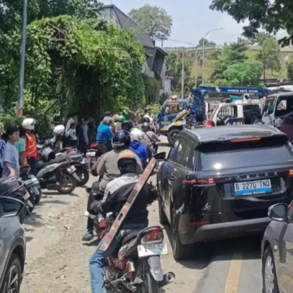 Kepadatan Lalu Lintas Setelah Evakuasi Kecelakaan di Depok