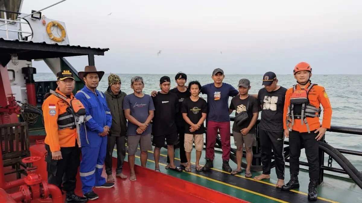 Delapan ABK Tugu Boat Selamat Setelah Tenggelam di Bawean