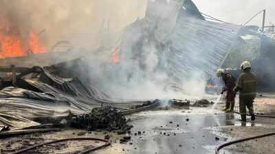 Kebakaran Melanda Pabrik Lampu di Tangerang, Pemadam Terhambat Akses Air