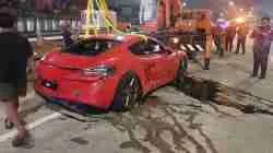 Kecelakaan Tunggal Mobil Sport di Jalan Tol