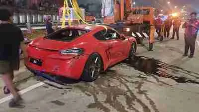 Kecelakaan Tunggal Mobil Sport di Jalan Tol