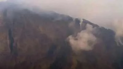 Kebakaran di Puncak Setampol Gunung Rinjani: Tim Pemadam Berjuang di Medan Sulit