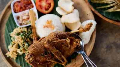 Menjelajahi Kelezatan Nasi Bebek Legendaris di Surabaya