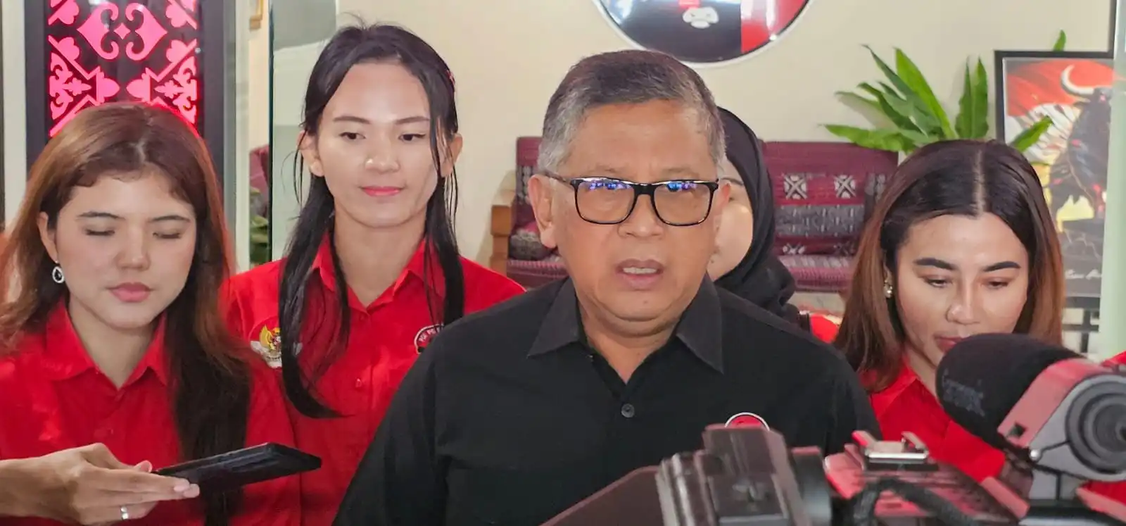 Pemberian Penghormatan kepada Guruh Soekarnoputra
