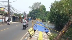 Perbaikan Trotoar Taman Secawan Depok Terhambat