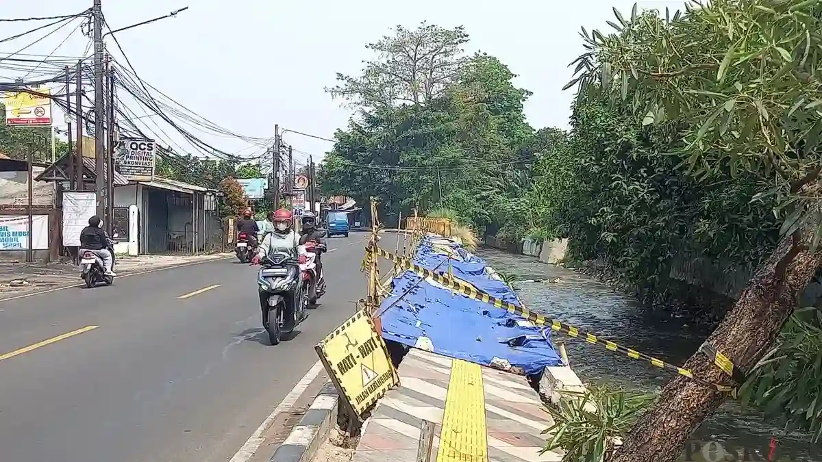 Perbaikan Trotoar Taman Secawan Depok Terhambat