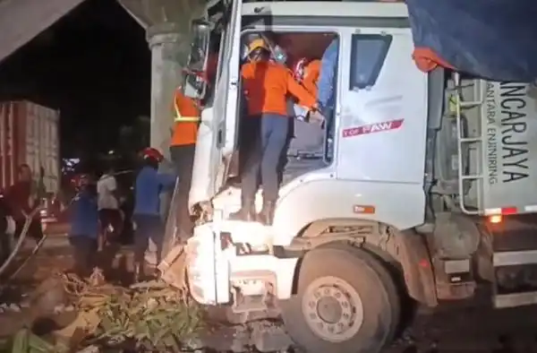 Dua Korban Terluka dalam Kecelakaan Dump Truk di Semarang