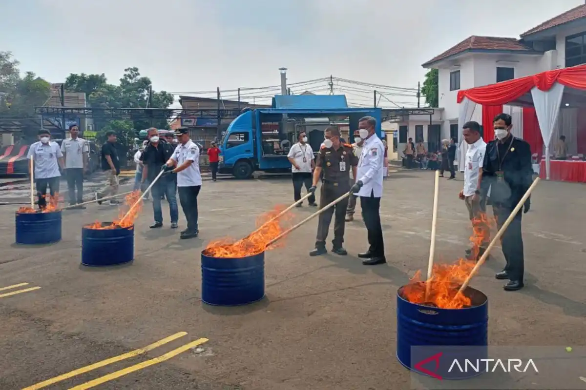 Kejari Jakarta Timur Memusnahkan Barang Bukti Terorisme, Kejahatan Umum, dan Obat Ilegal