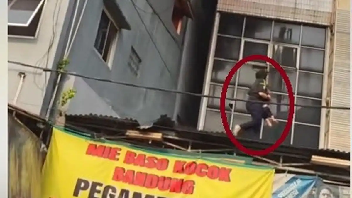 Aksi Penyelamatan Bocah Saat Kebakaran Rumah Makan Padang di Rawamangun