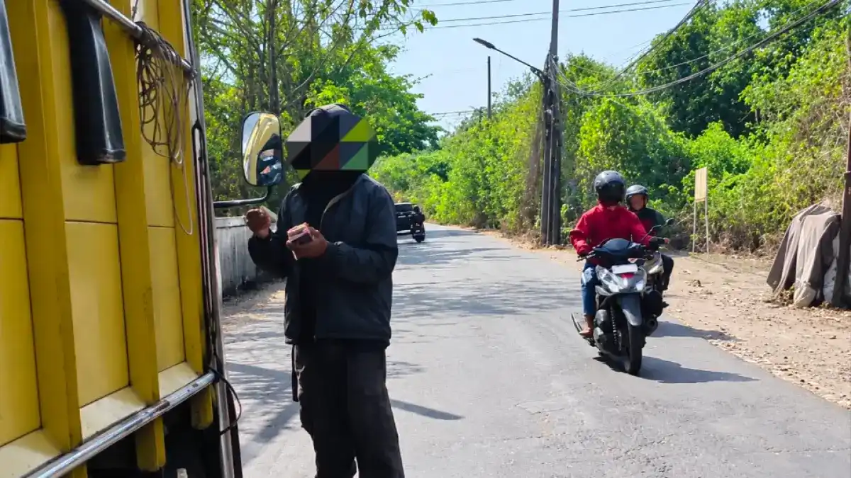 Gardu di Akses Romokalisari ke GBT Dibongkar Setelah Dugaan Pungli Truk Mencuat