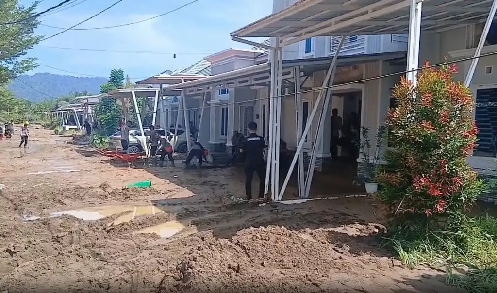 Warga Lubuk Minturun Bersihkan Puluhan Rumah yang Dipenuhi Lumpur Banjir Bandang