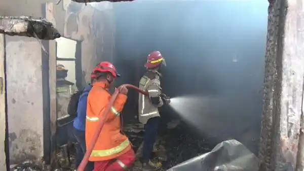 Gudang Peralatan Pernikahan di Purwakarta Hangus Terbakar, Warga Sempat Evakuasi Barang