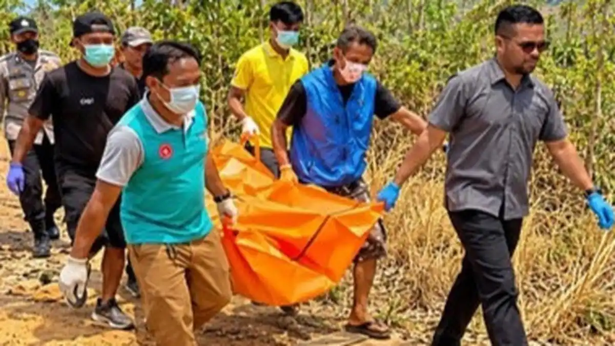 Evakuasi Jasad Perempuan Tak Dikenal di Lereng Kebun Jati Sukabumi Berlangsung Sulit